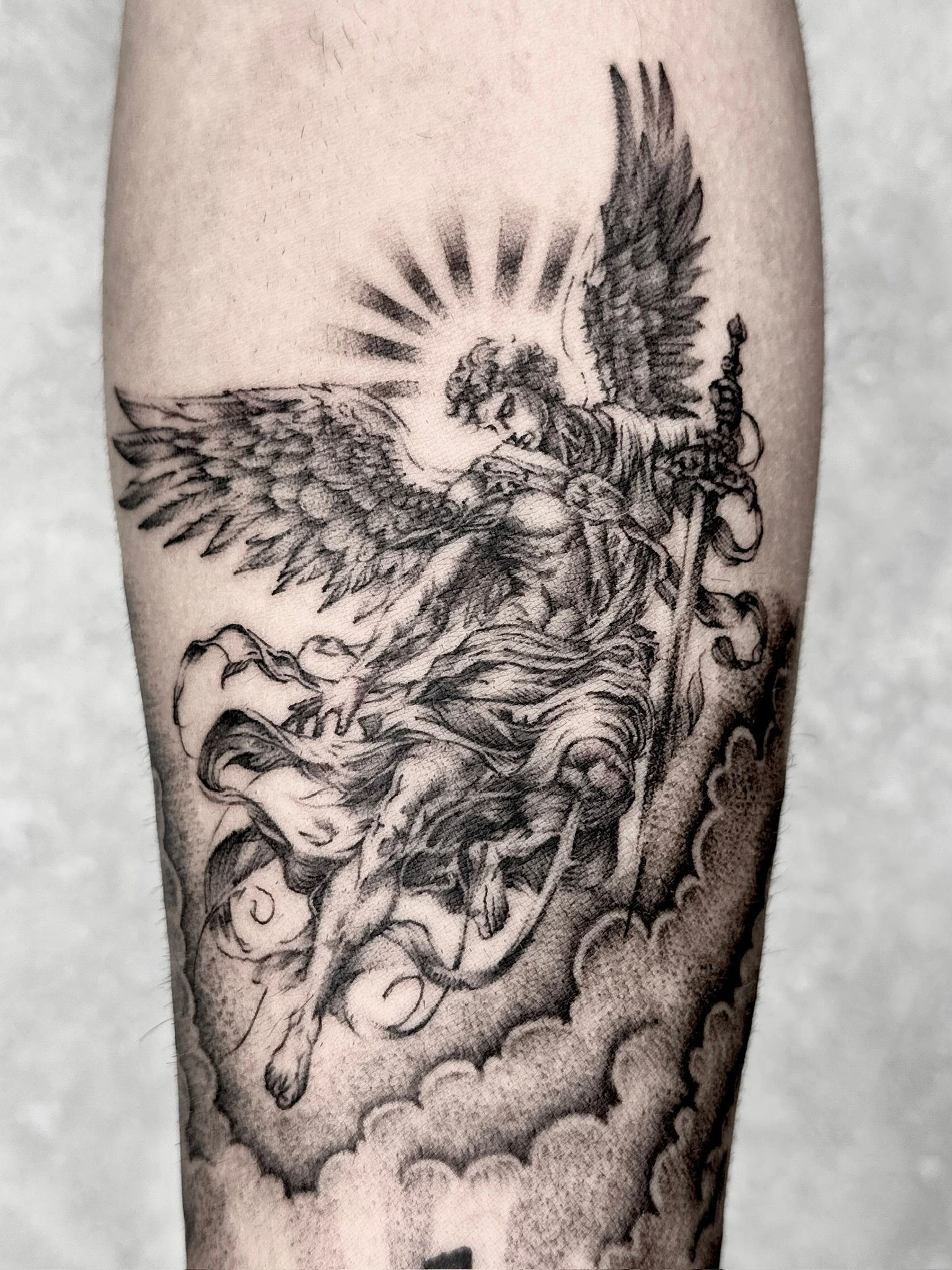 Tatuaje de arcángel en línea fina - Lux Tattoo Studio León