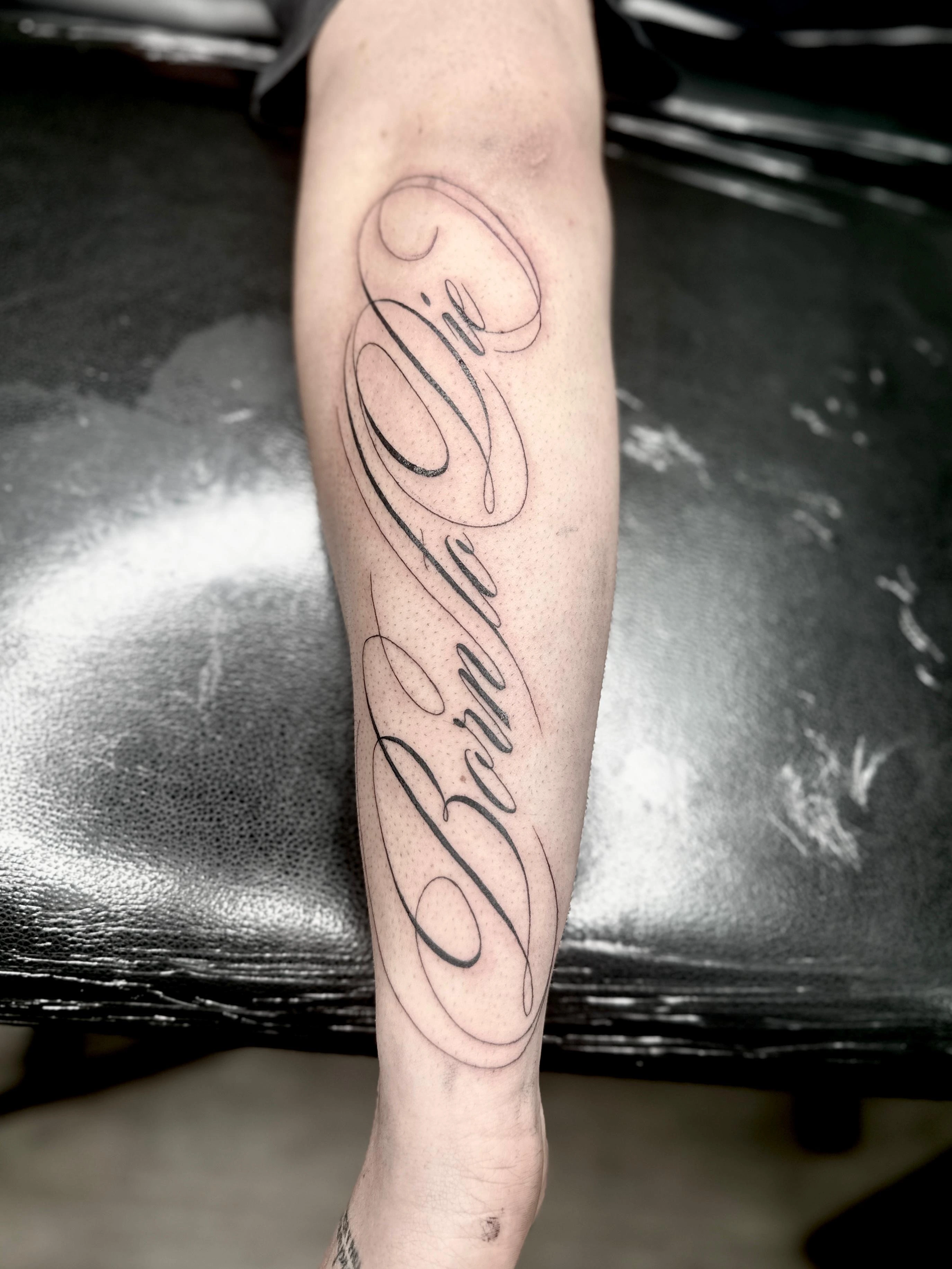 Tatuaje lettering Born to Die - Lux Tattoo Studio León