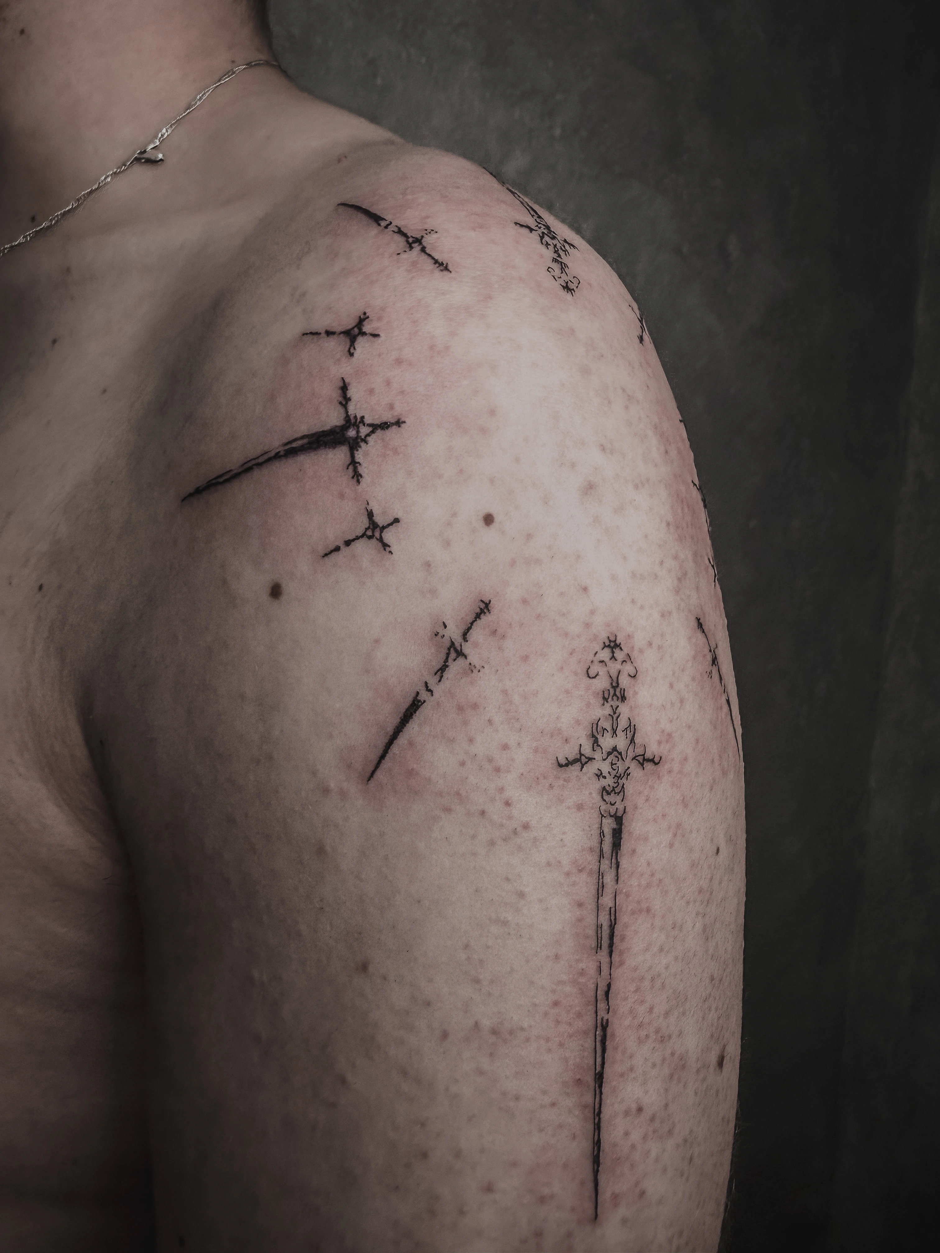 Tatuaje de espadas estilo pullwave - Lux Tattoo Studio León