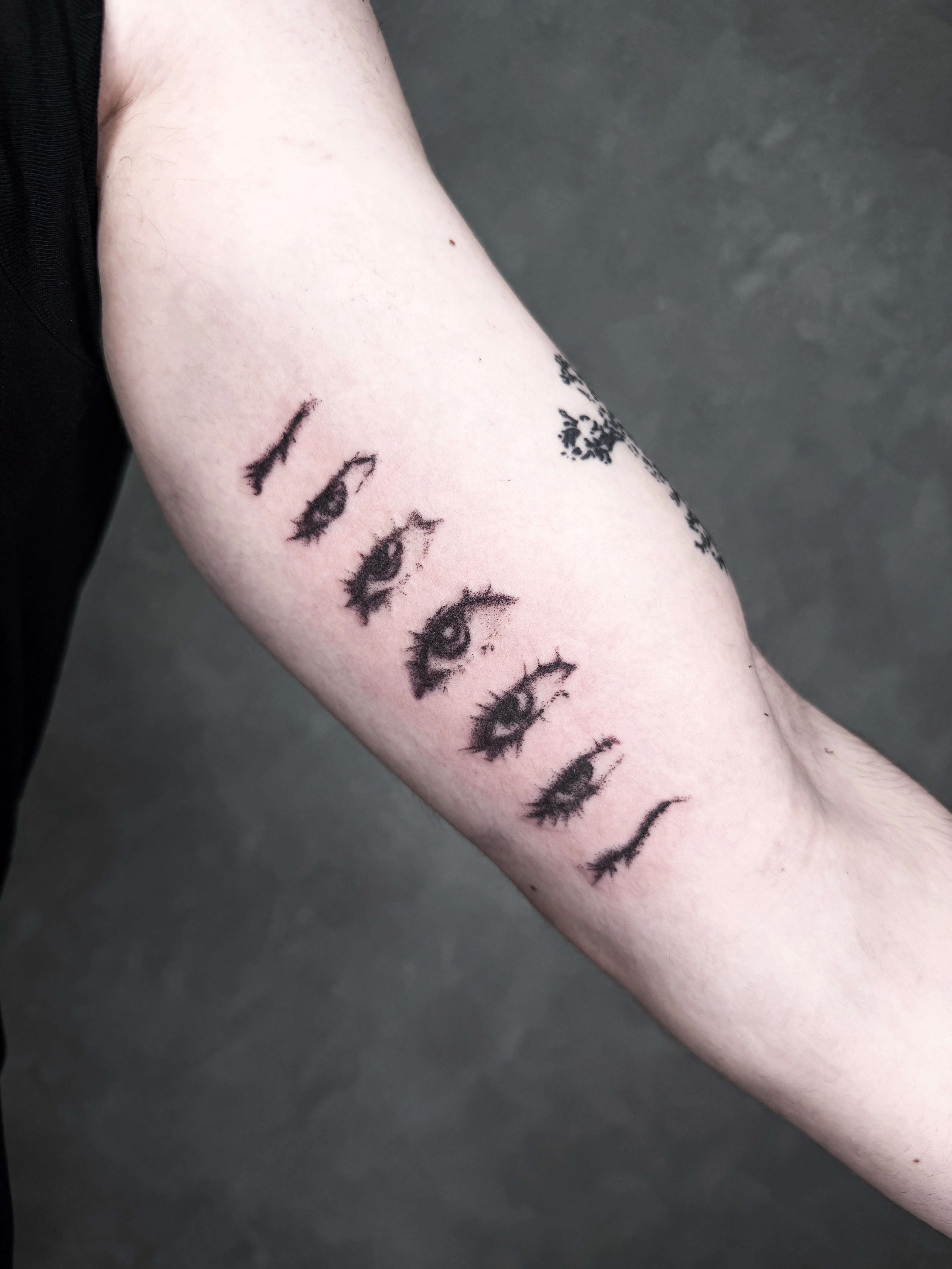 Tatuaje de ojos en puntillismo - Lux Tattoo Studio León