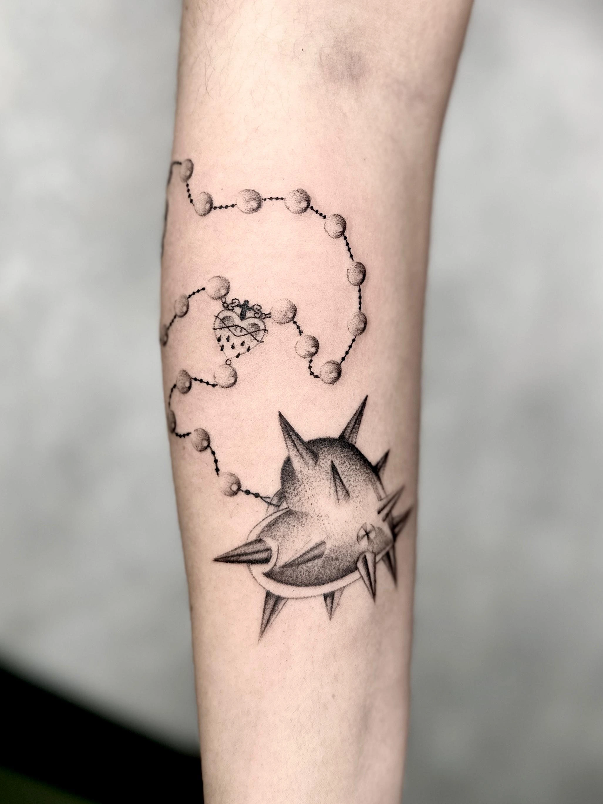 Tatuaje de rosario con corazón - Lux Tattoo Studio León